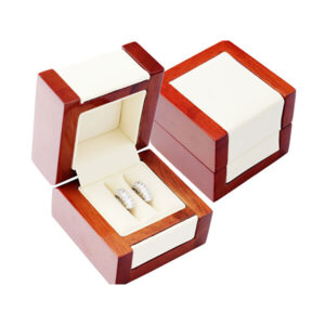 JK Box Světlá dřevěná krabička na prsten nebo náušnice DN-2/NA/A20